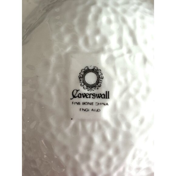 Caverswall Fine Bone China Leaf-Shaped Divided Dish – White Relief Design – Engl - Picture 4 of 4